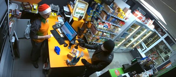 Украсть за 60 секунд: мужчина ограбил заправку, угрожая пистолетом – видео - Sputnik Беларусь