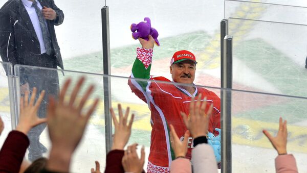 Лукашенко бросает игрушки на трибуны - Sputnik Беларусь