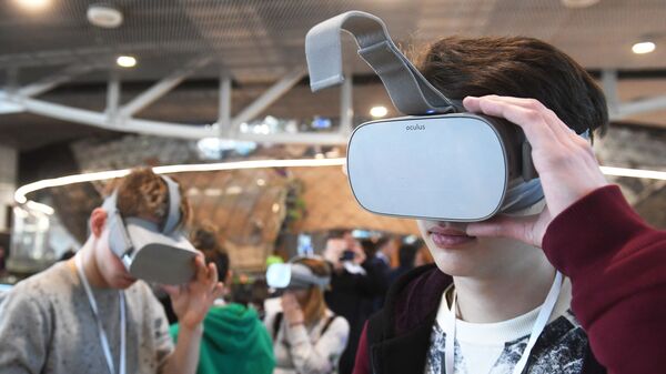 Молодые люди в очках виртуальной реальности - Sputnik Беларусь