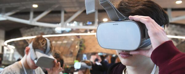 Молодые люди в очках виртуальной реальности - Sputnik Беларусь