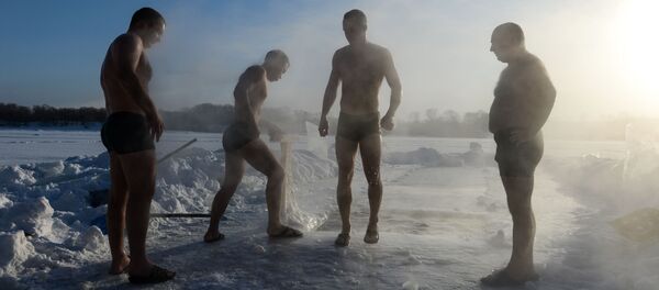 Спортсмены клуба закаливания - Sputnik Беларусь