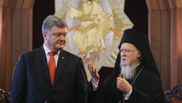 Президент Украины Петр Порошенко (слева) и Константинопольский патриарх Варфоломей - Sputnik Беларусь