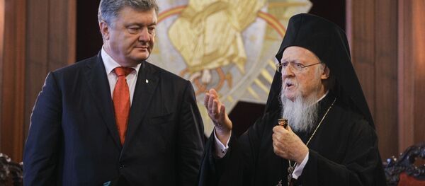 Президент Украины Петр Порошенко (слева) и Константинопольский патриарх Варфоломей - Sputnik Беларусь