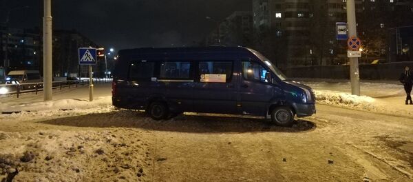 В Витебске на перекрестке улицы Чкалова и проспекта Воинов-Интернационалистов столкнулись маршрутка микроавтобус Volkswagen Crafter и легковой автомобиль Ford Focus В Витебске на перекрестке улицы Чкалова и проспекта Воинов-Интернационалистов столкнулись маршрутка микроавтобус Volkswagen Crafter и легковой автомобиль Ford Focus - Sputnik Беларусь