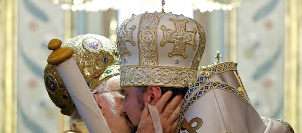 Патриарх Варфоломей I целует митрополита Епифания после вручения томоса после мессы Богоявления в Патриаршем соборе Святого Георгия в Стамбуле - Sputnik Беларусь