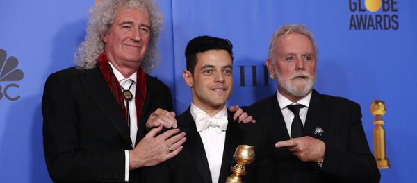 Лепшым драматычным фільмам 2018 года асацыяцыя назвала Багемскую рапсодыю - байопік пра саліста групы Queen Фрэдзі Мэрк'юры. Рамі Малек, які сыграў легендарнага музыку, таксама атрымаў узнагароду як лепшы акцёр. Лепшым драматычным фільмам 2018 года асацыяцыя назвала Багемскую рапсодыю - байопік пра саліста групы Queen Фрэдзі Мэрк'юры. Рамі Малек, які сыграў легендарнага музыку, таксама атрымаў узнагароду як лепшы акцёр. - Sputnik Беларусь