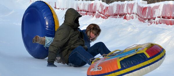 Катание  на ледяных горках  - Sputnik Беларусь