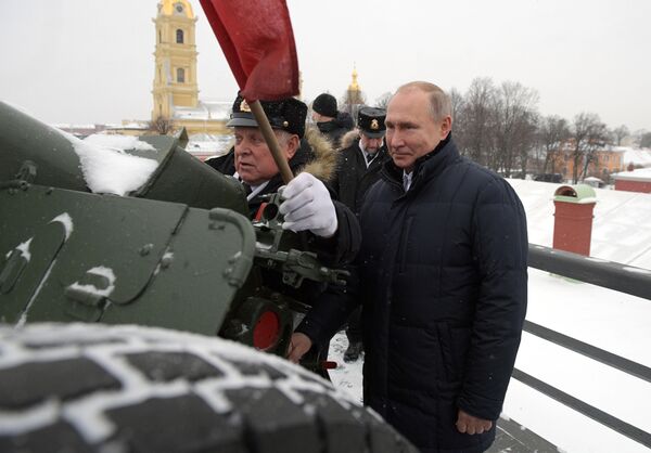 Путин выстрелил из легендарной петербургской пушки Путин выстрелил из легендарной петербургской пушки - Sputnik Беларусь