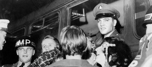 Элвис Пресли приветствует своих фанатов, прибыв в Германию для прохождения военной службы (1959-й)  - Sputnik Беларусь