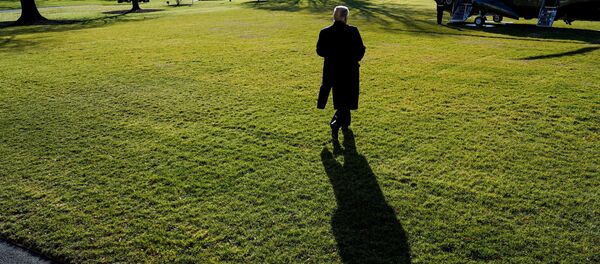Дональд Трамп идет к вертолету по лужайке Белого дома Дональд Трамп идет к вертолету по лужайке Белого дома - Sputnik Беларусь