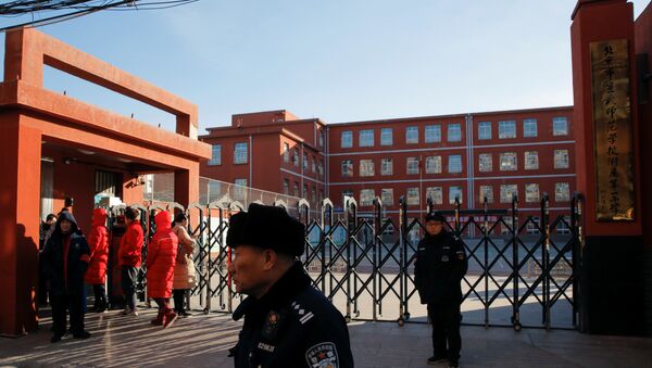 Полиция работает у входа в здание младшей школы в Пекине, где неизвестный напал с ножом на детей - Sputnik Беларусь