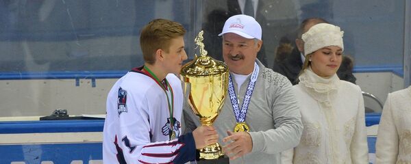 Александр Лукашенко и Николай Лукашенко на награждении Грифонов - Sputnik Беларусь