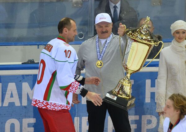 Президент Беларуси Александр Лукашенко в финале XV Рождественского международного турнира - Sputnik Беларусь