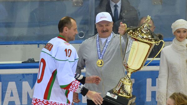 Президент Беларуси Александр Лукашенко в финале XV Рождественского международного турнира - Sputnik Беларусь