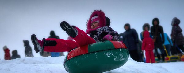 Дети катаются с горок - Sputnik Беларусь