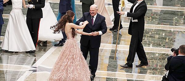 Александр Лукашенко и победительница конкурса Мисс Беларусь-2018 Мария Василевич на Республиканском новогоднем балу для молодежи, 28 декабря 2018 года Александр Лукашенко и победительница конкурса Мисс Беларусь-2018 Мария Василевич на Республиканском новогоднем балу для молодежи, 28 декабря 2018 года - Sputnik Беларусь