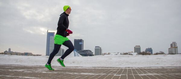 Спортсмен на берегу Свислочи Спортсмен на берегу Свислочи - Sputnik Беларусь