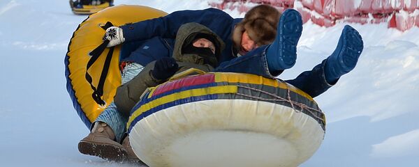 Горожане катаются на горке - Sputnik Беларусь