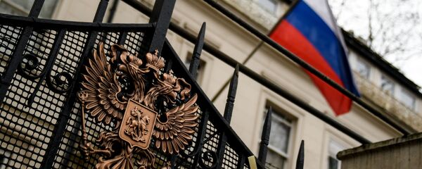 Герб на ограде здания российского посольства в Лондоне - Sputnik Беларусь