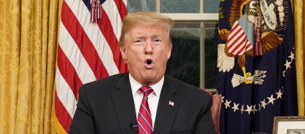 Президент США Трамп выступил по телевидению с обращением из Овального кабинета в Вашингтоне Президент США Трамп выступил по телевидению с обращением из Овального кабинета в Вашингтоне - Sputnik Беларусь