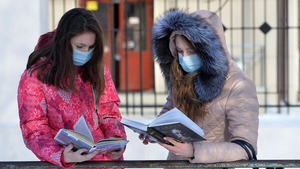 Девушки в медицинских масках в целях профилактики заболевания гриппом и ОРВИ - Sputnik Беларусь