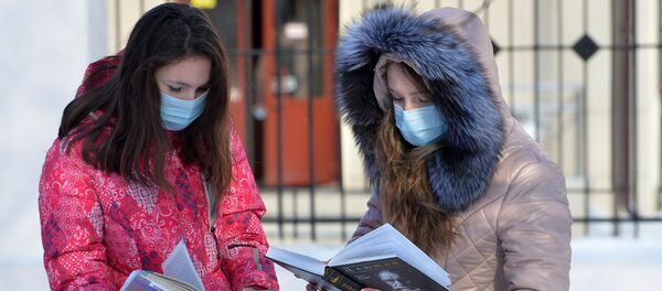 Девушки в медицинских масках в целях профилактики заболевания гриппом и ОРВИ - Sputnik Беларусь