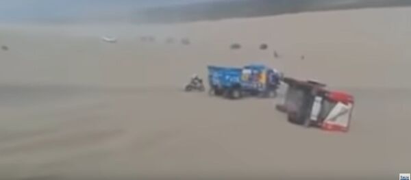 Заўзятары знялі, як МАЗ Вязовіча спатыкнуўся і перакуліўся Заўзятары знялі, як МАЗ Вязовіча спатыкнуўся і перакуліўся - Sputnik Беларусь