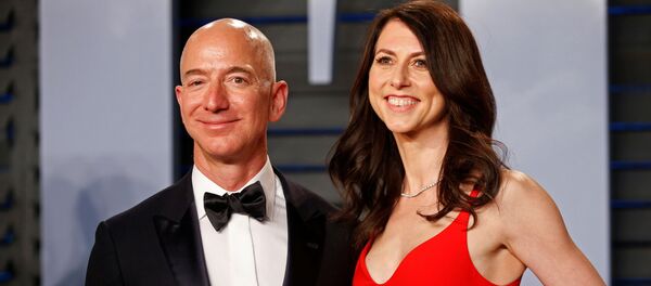 Джефф Безос и Маккензи Таттл Джефф Безос и Маккензи Таттл - Sputnik Беларусь