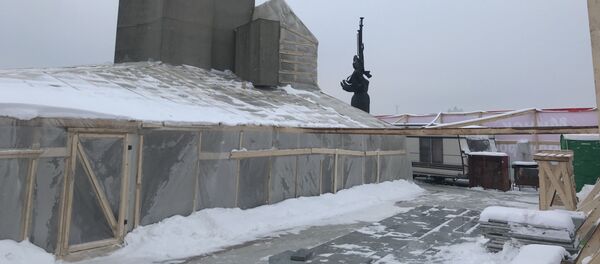 Реконструкция стелы Минск – город-герой идет в тепляке - Sputnik Беларусь