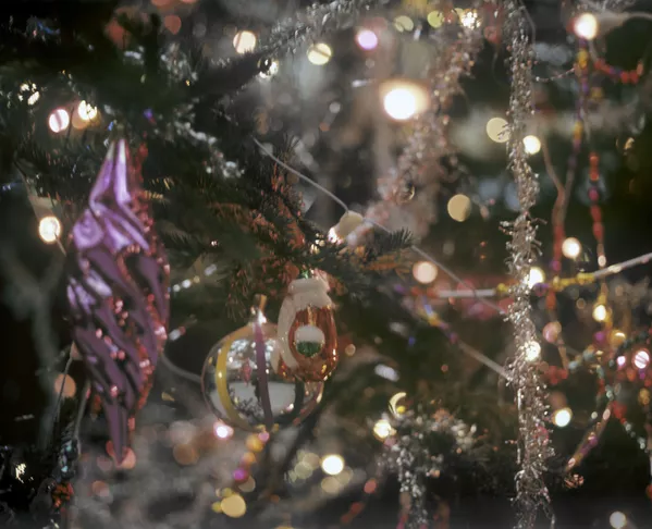 Новогодняя елка образца 1970-х: сосульки, домики с заснеженными крышами, первая пышная мишура из фольги. - Sputnik Беларусь