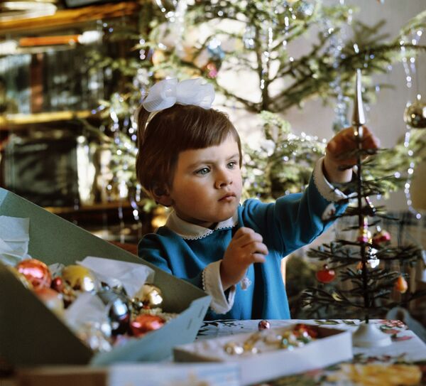 Скоро Новый 1974 год. Девочка украшает маленькую пластмассовую елочку. - Sputnik Беларусь