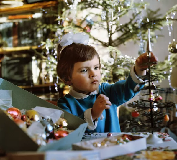 Скоро Новый 1974 год. Девочка украшает маленькую пластмассовую елочку. - Sputnik Беларусь