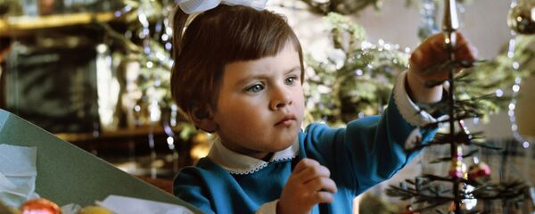 Девочка украшает елку - Sputnik Беларусь