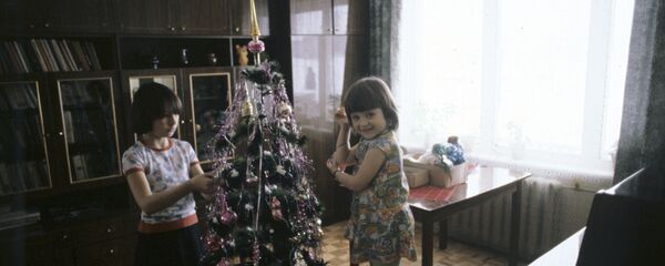 Дети наряжают новогоднюю елку, 1983 год - Sputnik Беларусь