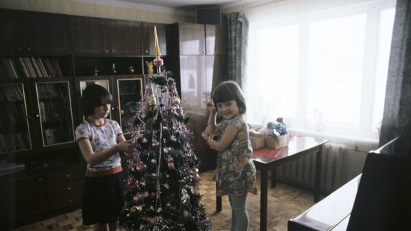 Дети наряжают новогоднюю елку, 1983 год - Sputnik Беларусь