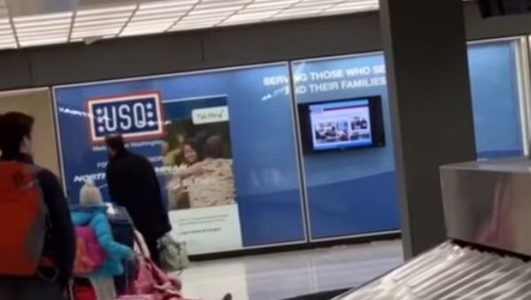 Отец тянет дочь по полу аэропорта - видео - Sputnik Беларусь