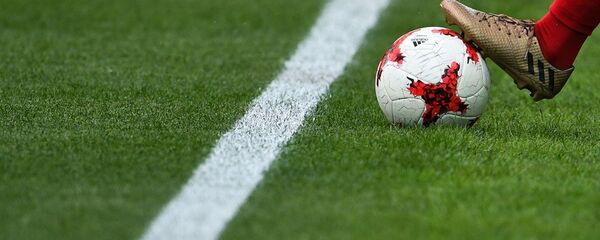 Футболист с мячом, архивное фото - Sputnik Беларусь