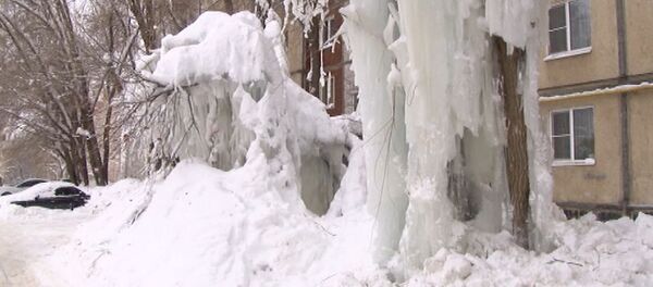 Видеофакт: ледяная стена выросла на три этажа и угрожает засыпанному авто Видеофакт: ледяная стена выросла на три этажа и угрожает засыпанному авто - Sputnik Беларусь