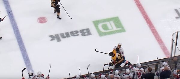 Александр Овечкин отправил Здена Хара на скамейку запасных силовым приемом, видео Александр Овечкин отправил Здена Хара на скамейку запасных силовым приемом, видео - Sputnik Беларусь