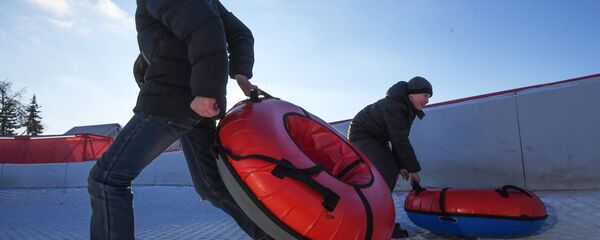 Дети во время катания на тюбинговой горке, архивное фото - Sputnik Беларусь