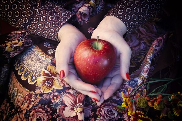 Лукашенко – хороший политик, Бузова – скандалистка: что о нас говорят руки - Sputnik Беларусь