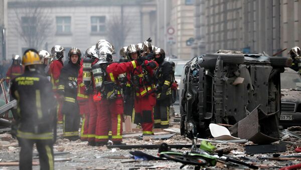 В центре Парижа прогремел мощный взрыв - Sputnik Беларусь