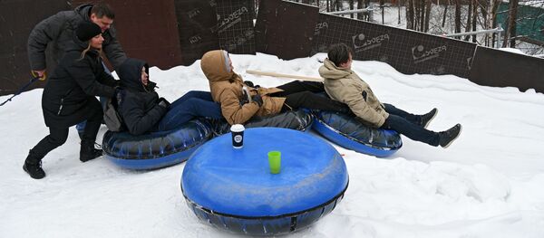 Посетители катаются на тюбингах с горки, архивное фото - Sputnik Беларусь