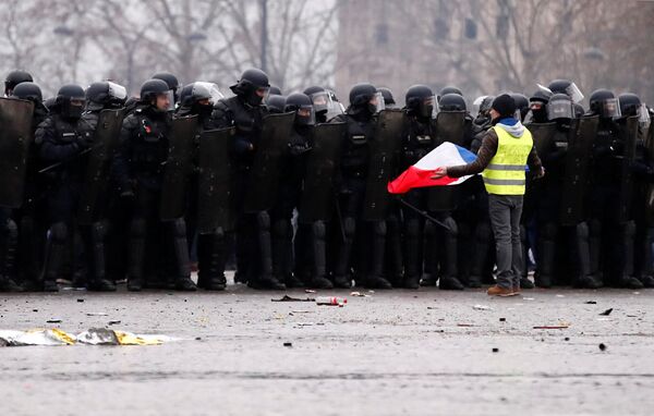 Неспокойный Париж: взрыв и беспорядки на акции желтых жилетов Неспокойный Париж: взрыв и беспорядки на акции желтых жилетов - Sputnik Беларусь