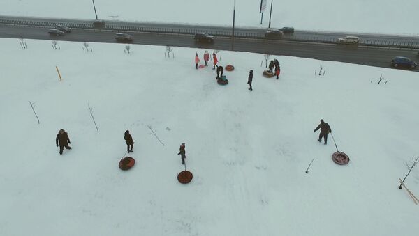 Несмотря ни на что: дети активно катаются с горки на тюбингах в Минске - Sputnik Беларусь