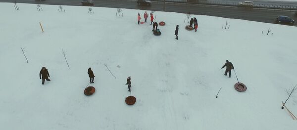 Несмотря ни на что: дети активно катаются с горки на тюбингах в Минске - Sputnik Беларусь