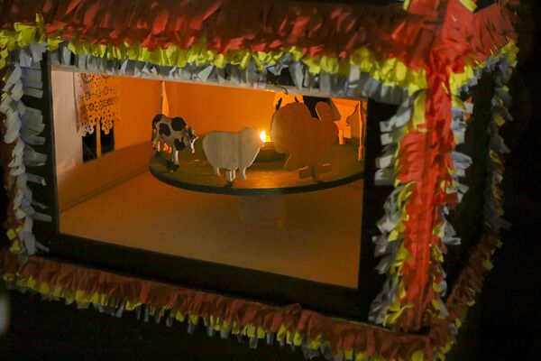Вось так выглядае тэатр знутры - фігуркі рухаюцца вакол свечкі. - Sputnik Беларусь