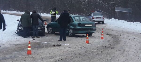 На автодороге Новополоцк-завод Полимир - ОАО Нафтан столкнулись два автомобиля Opel Astra и Skoda Octavia - Sputnik Беларусь