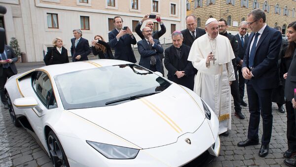 Lamborghini, які падпісаў Папа Рымскі, вырашылі разыграць - Sputnik Беларусь