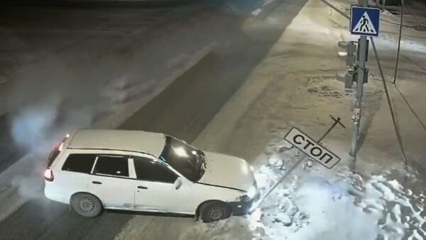 Зима ошибок не прощает: видеоподборка нелепых автомобильных аварий - Sputnik Беларусь